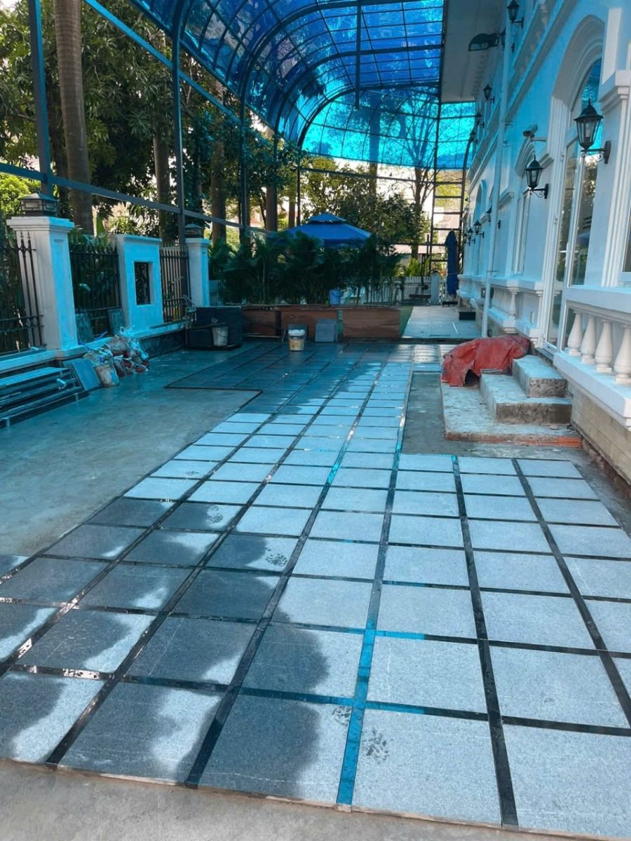 Chi tiết thi công sân trước của khách sạn ở Q.9: lát đá granite, đèn LED âm sàn, tiểu cảnh cây xanh – LYTHACO