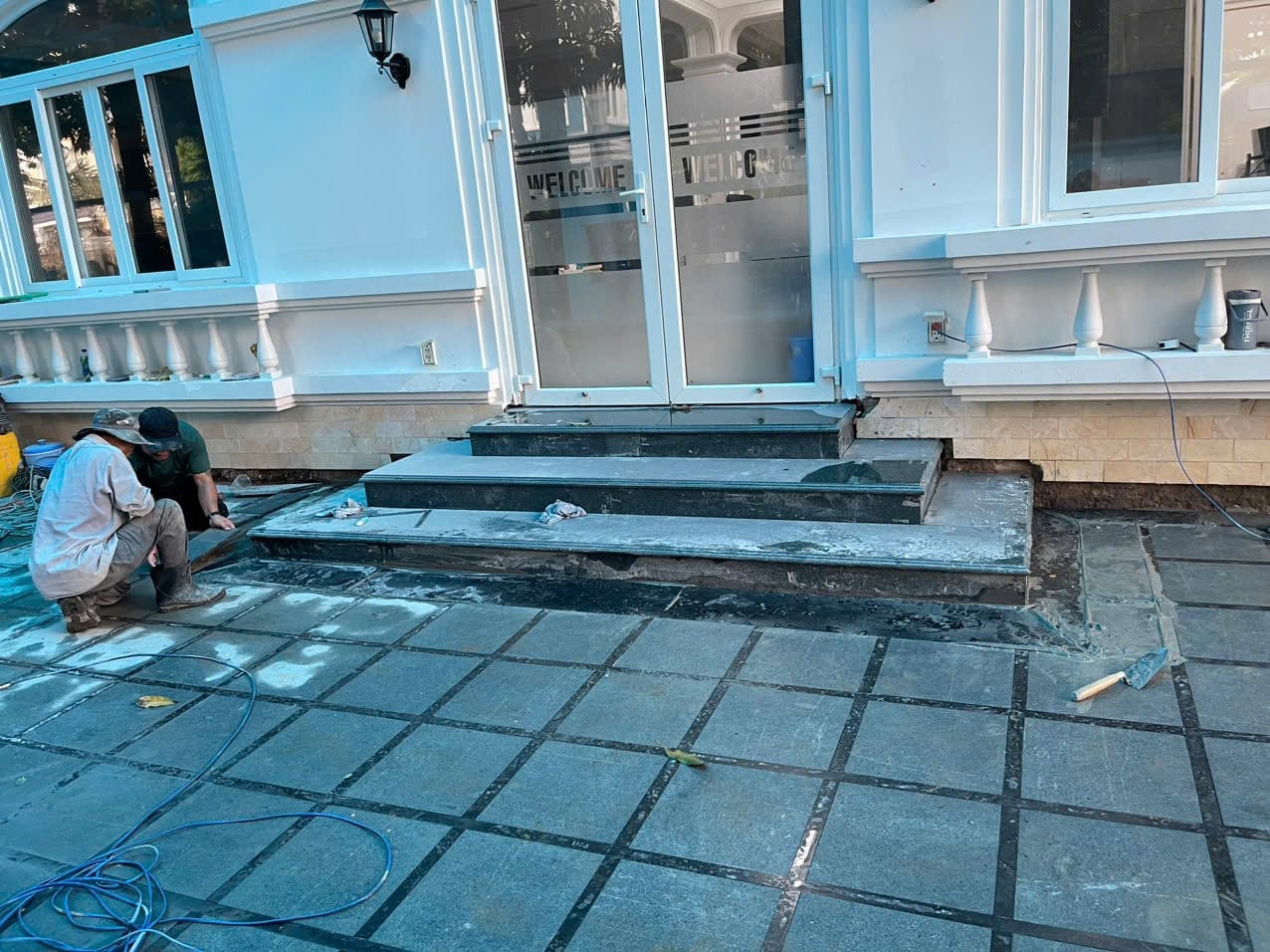 Dự án thi công sân trước của khách sạn ở Q.9 với hệ thống chiếu sáng và tiểu cảnh cây xanh do LYTHACO thiết kế